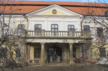 Středový rizalit s balkónem a erbem Dubských ve štítu ( © Dušan Dohňanský 12/2019)