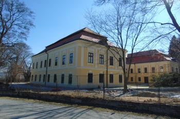 Čerstvě zrekonstruované sev. křídlo zámku (© Dušan Dohňanský  03/2022)