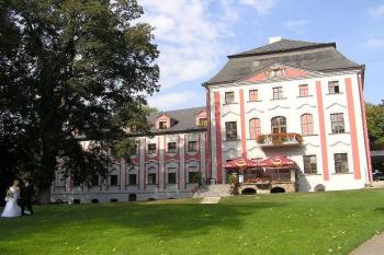 Jižní průčelí zámku ( © Jan P. Štěpánek 10/2006)