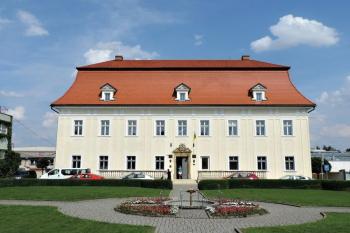 vstupní průčelí zámku ( © Jan P. Štěpánek 07/2014)