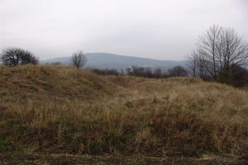 Vnitřní příkop a val na jižní straně ( © Roman Řezáč 11/2004)