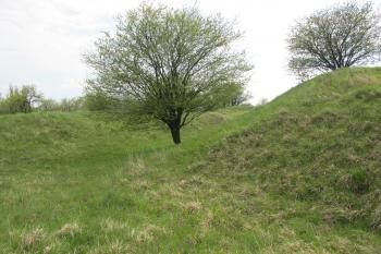 val s příkopem na západní straně, vpravo jádro tvrze /hrádku/ (© D Dohňanský, 05/2017)