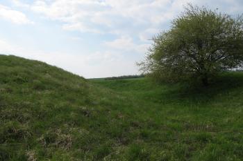 příkop na severu, za ním je přístupová plošina, /dnes pole/ (© D Dohňanský, 05/2017)