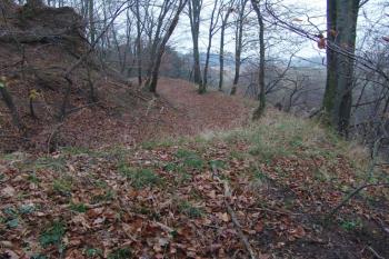 Zaoblení příkopu na severu ( © Roman Řezáč 11/2004)