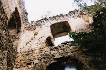 interiér paláce s dochovanými patkami klenebních žeber (© Lukáš Pechánek, 08/2000)