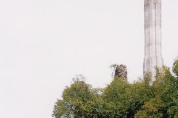 brána a komín hradní kuchyně (© Lukáš Pechánek, 08/2000)