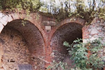 kout sbíhajících se kleneb pod hradní kuchyní (© Lukáš Pechánek, 08/2000)