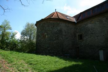 Bašta v předhradí vyfocená přes plot (© Petr Nožička, 05/2008)