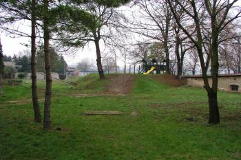 Pohled na zbytek pahorku tvrze od jihu ( © Roman Řezáč 11/2004)