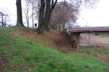 Odkopaná část pahorku a navazující budova sladovny ( © Roman Řezáč 11/2004)