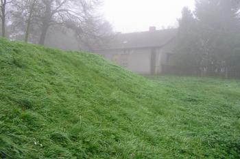 západní strana tvrziště (© D Dohňanský, 11/2014)