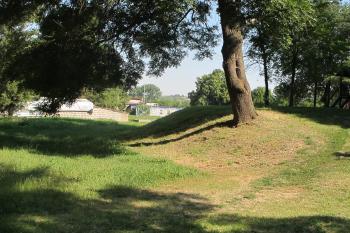příchod k tvrzi od jihu (© D Dohňanský, 07/2018)