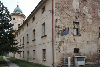 Neopravená boční stěna zámku (© Daniela Fantová, 11/2012)