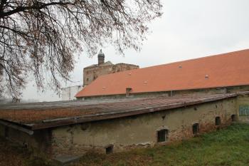 Pivovar přes střechu zámku (© Daniela Fantová, 11/2012)