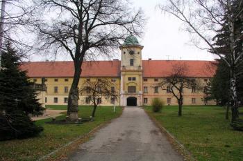 Čelní pohled na zámek ( © Roman Řezáč 11/2004)