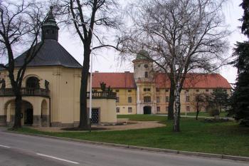 Zámek s kostelem sv.Martina v popředí ( © Roman Řezáč 11/2004)