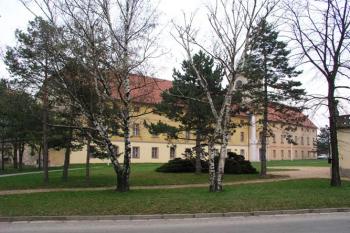 Pohled ze silnice ( © Roman Řezáč 11/2004)