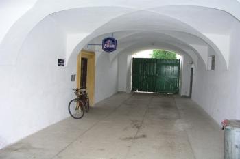 Vstupní průjezd ( © Roman Řezáč 11/2004)