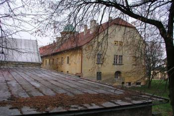 Pohled na boční křídlo z  blízkého tvrziště ležícího u zámku ( © Roman Řezáč 11/2004)