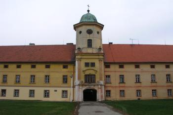 Čelo zámku ( © Roman Řezáč 11/2004)
