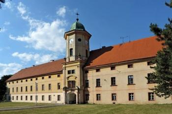 Vstupní průčelí zámku (© Jan P. Štěpánek 06/2014)