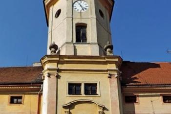 Vstupní věž zámku (© Jan P. Štěpánek 06/2014)