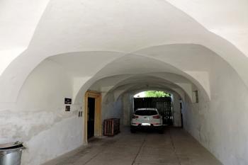 průjezd do zadního dvora (© Jan P. Štěpánek 06/2014)