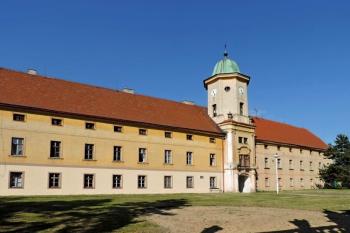 hlavní průčelí zámku (© Jan P. Štěpánek 06/2014)