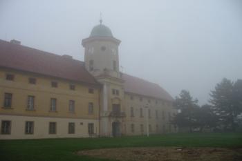 poghled na zámek za časného rána a mlhy (© D Dohňanský, 11/2014)