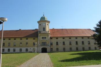 čelní fronta zámku s hodinovou věží (© D Dohňanský, 07/2018)