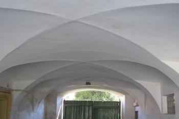 stropní klenba v průjezdu (© D Dohňanský, 07/2018)