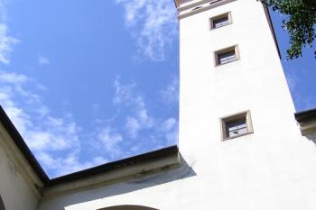 arkáda a věž Biskupského dvora ( © Jan P. Štěpánek 07/2006)