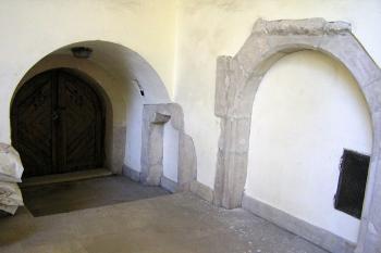 pozůstatky kamenných gotických ostění Biskupského dvora ( © Jan P. Štěpánek 07/2006)