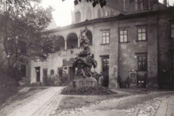 Brno Biskupský dvůr - Fotografie Merkurovy kašny z první pol. 20.století (soukr.sbírka IvoR) ( © anon.)