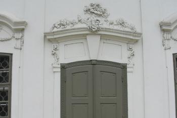 štukatérská výzdoba nad hlavním vchodem (© D Dohňanský, 04/2016)