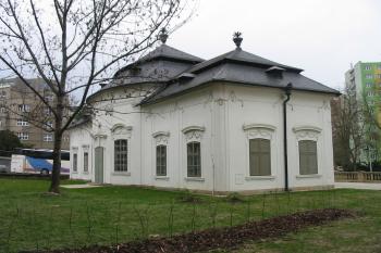 jz.nároží zámečku (© D Dohňanský, 04/2016)