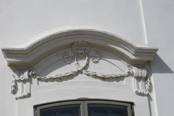 štuková výzdoba nadokenní římsy (© D Dohňanský, 04/2018)