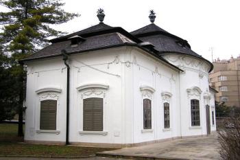 letohrádek Mitrovských od jihu ( © Jan P. Štěpánek 12/2004)