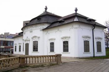 letohrádek Mitrovských od severovýchodu ( © Jan P. Štěpánek 12/2004)
