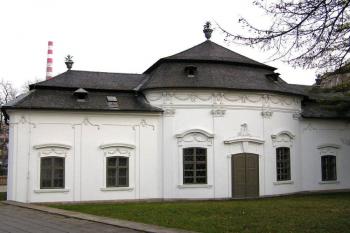 západní průčelí letohrádku ( © Jan P. Štěpánek 12/2004)
