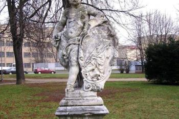 pozůstatky sochařské výzdoby někdejší francouzské zahrady ( © Jan P. Štěpánek 12/2004)