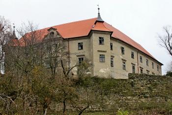 Zámek a zeď parku po vykácení křovin (© Daniela Fantová, 11/2012)
