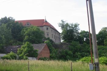 sz.nároží zámku s nakoso zasazenou věžici (© D Dohňanský, 06/2015)