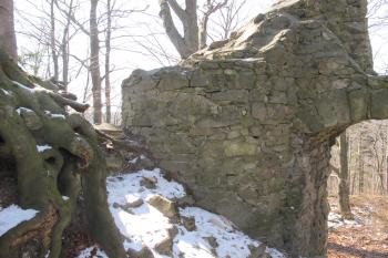 Podstavec napojený na nádvorní stranu západního paláce (© Dušan Dohňanský 03/2020)