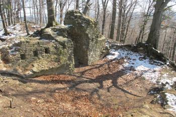 Interiér západního paláce s trámovými kapsami a zbytkem klenby ve spodní části zdi (© Dušan Dohňanský 03/2020)