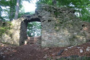 Vchod vedoucí ze západního paláce do vnitřního nádvoří (© Dušan Dohňanský 08/2014)