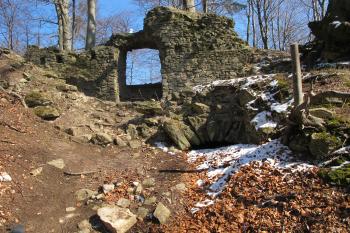 Zasypaný vstup  z parkánu do západního paláce (© Dušan Dohňanský 03/2020)