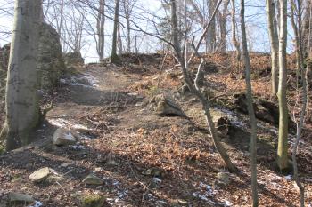 Druhá možná brána do předhradí /z vých. parkánu/. (© Dušan Dohňanský 03/2020)