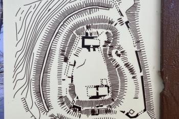 Půdorys hradu z informační cedule (© Jan Becher 04/2026)