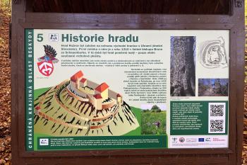 Informační cedule k Rožnovskému hradu (© Jan Becher 04/2026)